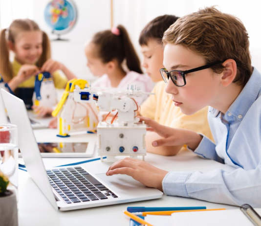 Benefits of Hosting Elementary School STEM Assemblies Regularly Elementary School STEM Assemblies